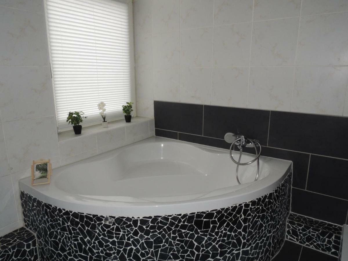 Zentrales Apartment In Гелзенкирхен Екстериор снимка